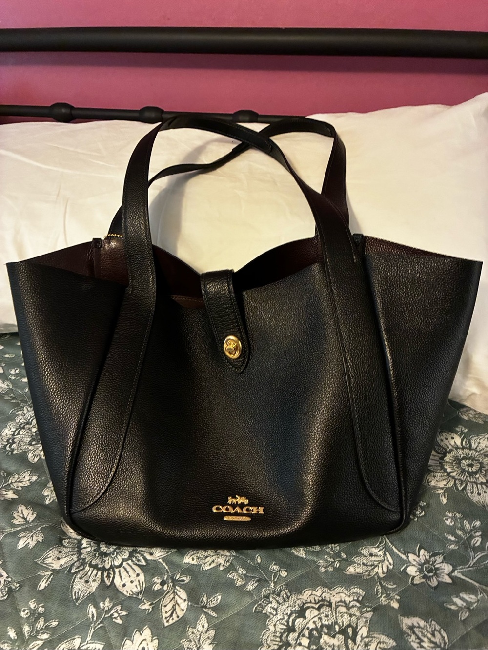 COACH Hadley TurnLock Tote Bag 💼